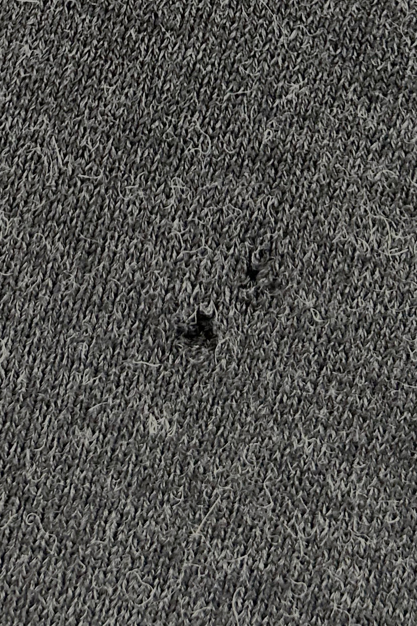 Yksittäinen reikä (halkaisija max 1cm) tai sauman purkauma (alle 5cm)