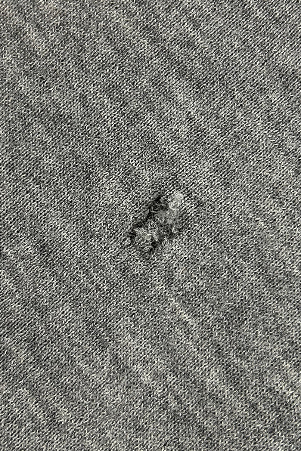 Yksittäinen reikä (halkaisija max 2cm) tai sauman purkauma (alle 10cm)